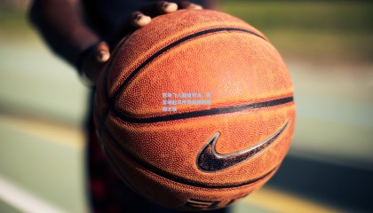 百米飞人巅峰对决，新星崛起与传奇延续的震撼之夜