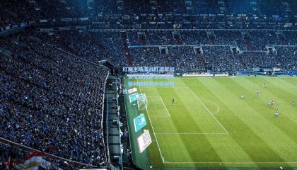 红魔主场激战红酒军团，费尔南德斯领衔新阵，德利赫特首秀稳固防线