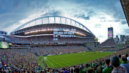 英超历史性一幕，曼彻斯特德比57场首次零染黄，竞技激烈却干净收场